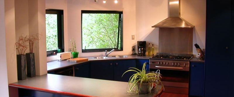 panel bajo campana inox cocina colorida